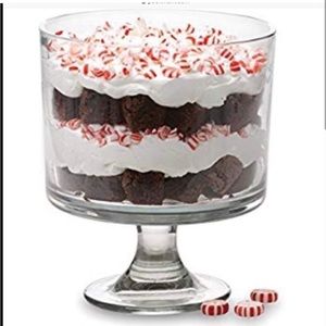 Pampered Chef glass trifle bowl and stand with lid